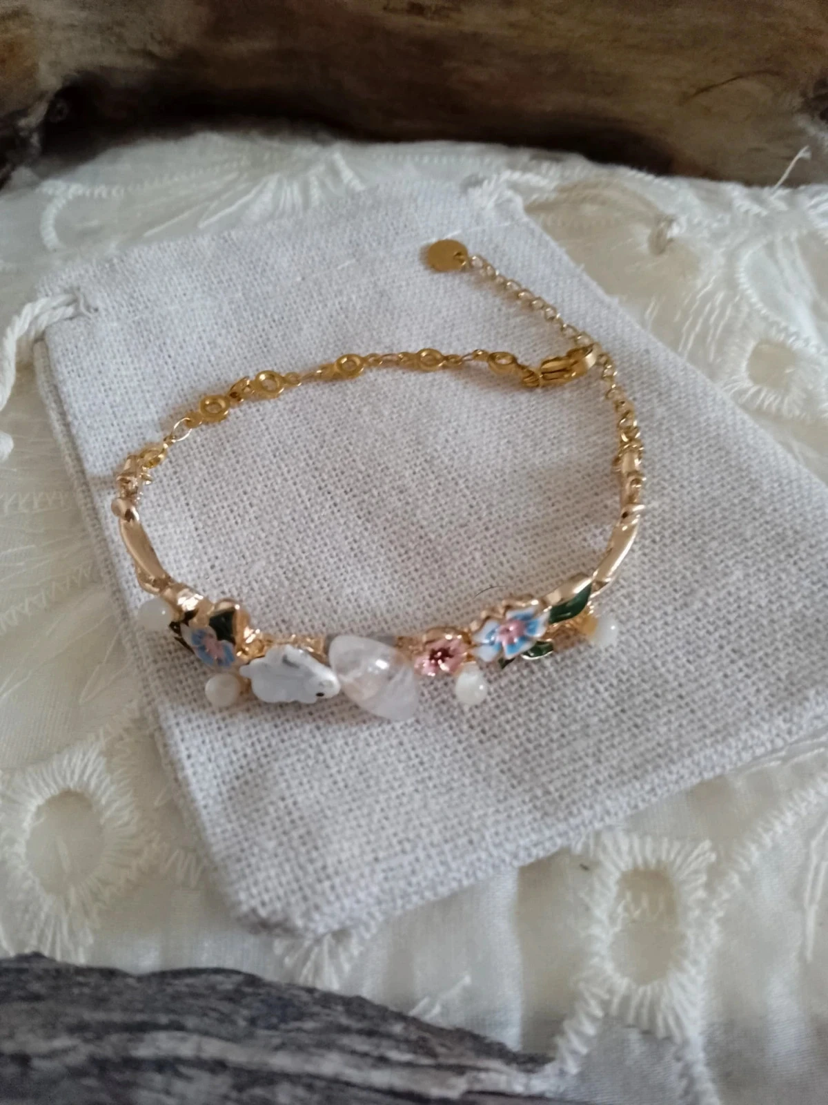Pulseira boêmia com pedras naturais, coelho e flores – photo 2